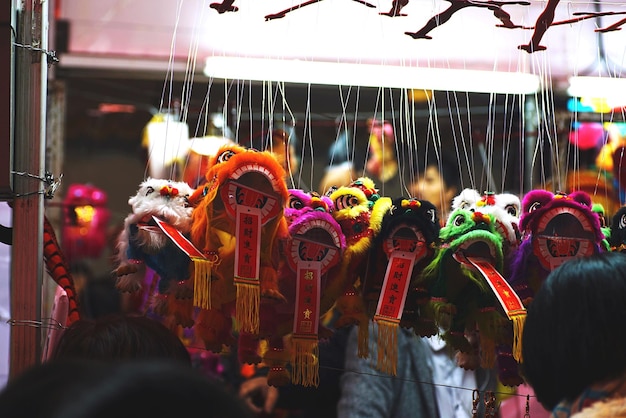 Chinesische Dekorationen hängen an einem Straßenmarktstand