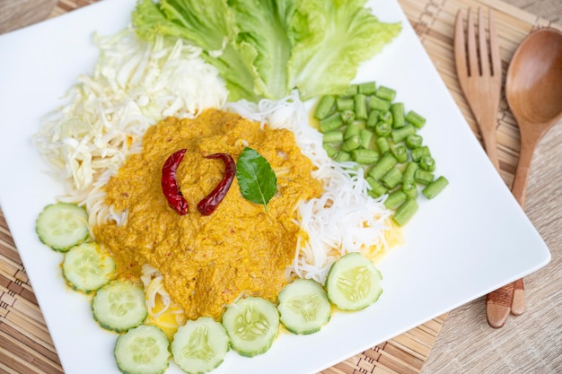 Chinesische Dessertsuppe auf einem weißen Teller auf Essens- und Getränkehintergrund