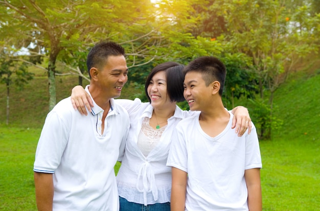 Chinesische Familie, die sich zusammen im Park entspannt