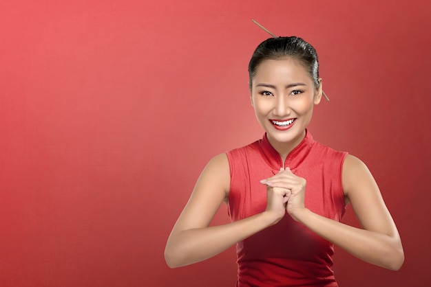 Chinesische Frau der Schönheit mit cheongsam Kleid und Handzeichen