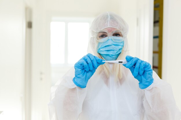 Chinesische Frau im Schutzanzug. Gasmaske als Schutz gegen viele Infektionen und Allergene. Gesundheitspfleger.