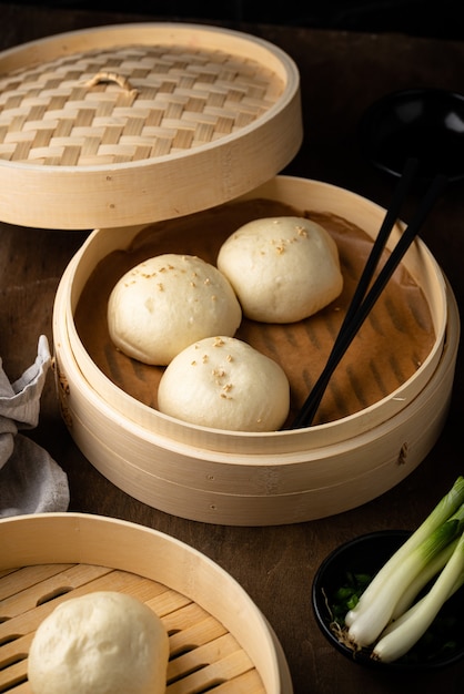 Foto chinesische gedämpfte brötchen baozi mit dampfgarer