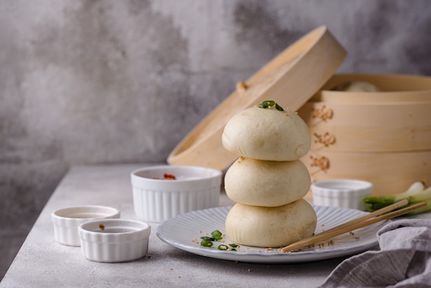 Chinesische gedämpfte Brötchen Baozi mit Dampfgarer