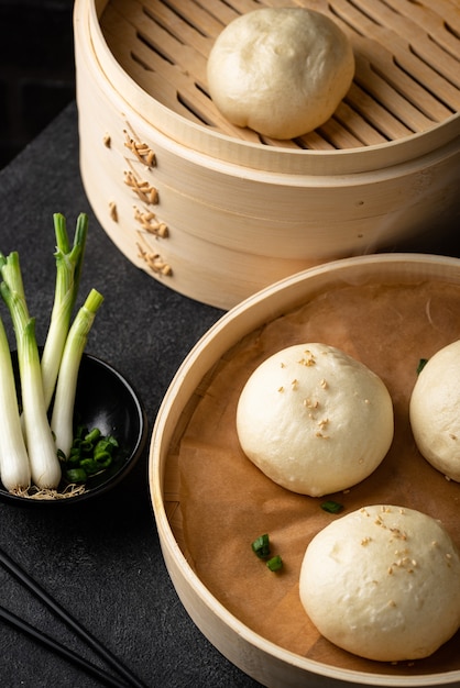 Foto chinesische gedämpfte brötchen baozi mit dampfgarer