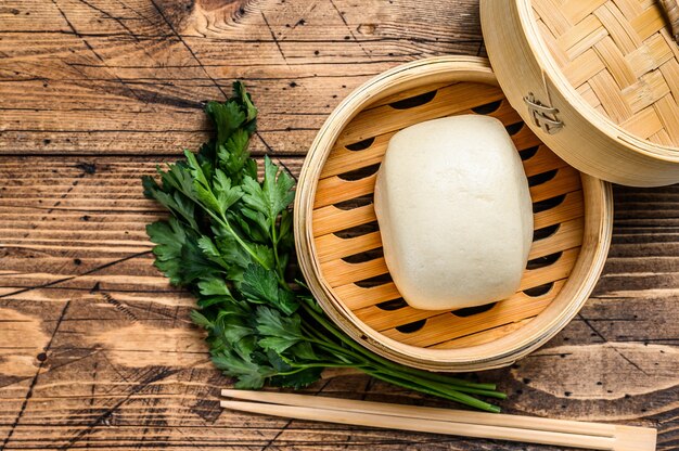 Chinesische gedämpfte Brötchen im traditionellen Bambusdampfer.