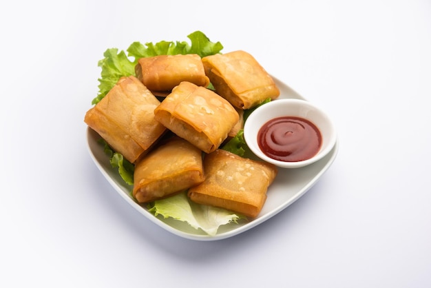 Chinesische Gemüse-Samosa ist ein quadratischer frittierter Snack, der mit hausgemachten Teigblättern und leckerer Nudelfüllung zubereitet wird