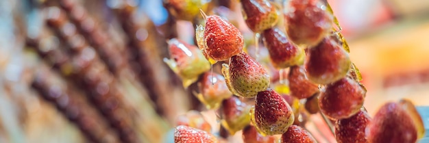 Chinesische kandierte Früchte und Beeren, Weißdorn und Erdbeeren in chinesischem Sesam und Zuckersirup