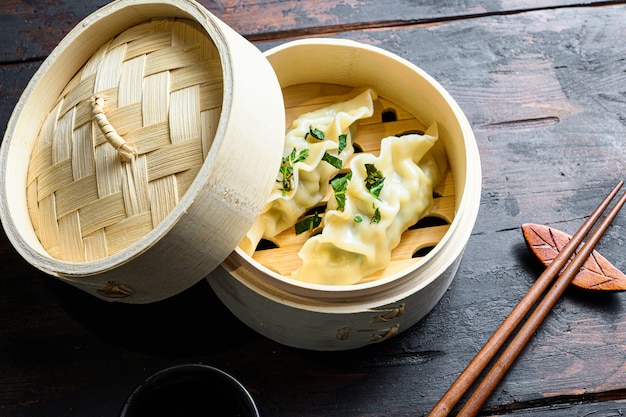 Chinesische Knödel im Holzdampfer mit Stäbchen