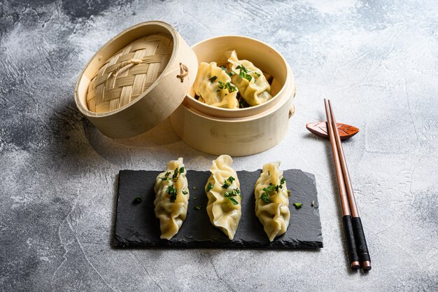 Chinesische Knödel im Holzdampfer mit Stäbchen