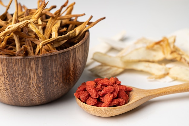 Chinesische Kräutermedizin mit Goji-Beeren für eine gute Gesundheit.