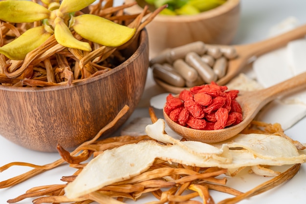 Chinesische Kräutermedizin mit Goji-Beeren für gute Gesundheit.