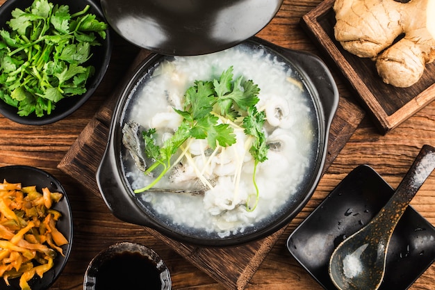 Chinesische Küche Congee mit Fischscheiben in Auflauf