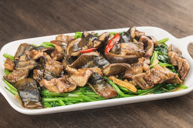 Chinesische Küche: gebratener Aal mit einem Teller Kohl