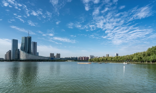 Chinesische moderne Stadt mit Wolkenkratzern nahe dem Fluss