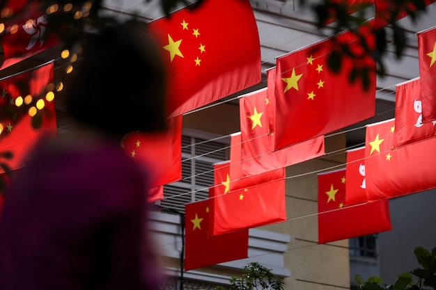 Foto chinesische nationalflagge an der lee tung avenue in hongkong