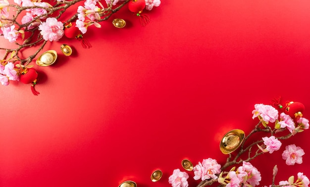 Chinesische Neujahrsdekorationen aus rotem Paket, Orangen- und Goldbarren oder goldenem Klumpen auf rotem Hintergrund. Die chinesischen Schriftzeichen FU in dem Artikel beziehen sich auf Glück, Glück, Reichtum, Geldfluss.