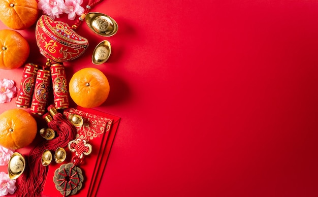 Chinesische Neujahrsdekorationen aus roten Päckchen orange und goldenen Barren oder goldenen Klumpen