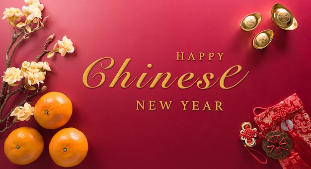 Chinesische Neujahrsdekorationen aus roten Paketen, Orangen- und Goldbarren oder Goldklumpen