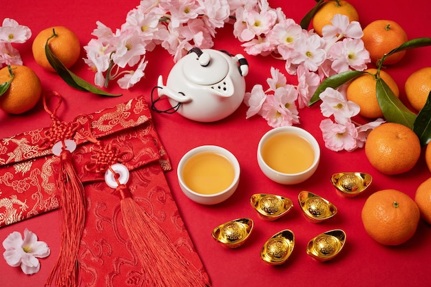 Chinesische Neujahrsfestdekoration über rotem Hintergrund