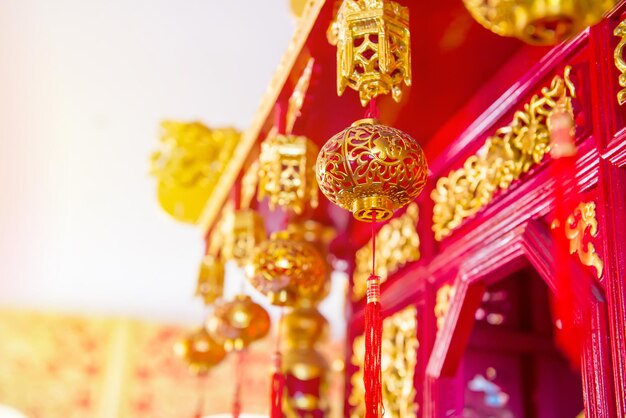 Chinesische Neujahrslaternen im Tempel (chinesischer Text bedeutet Segen und Glück)