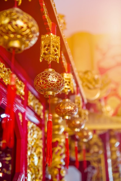 Chinesische Neujahrslaternen im Tempel (chinesischer Text bedeutet Segen und Glück)