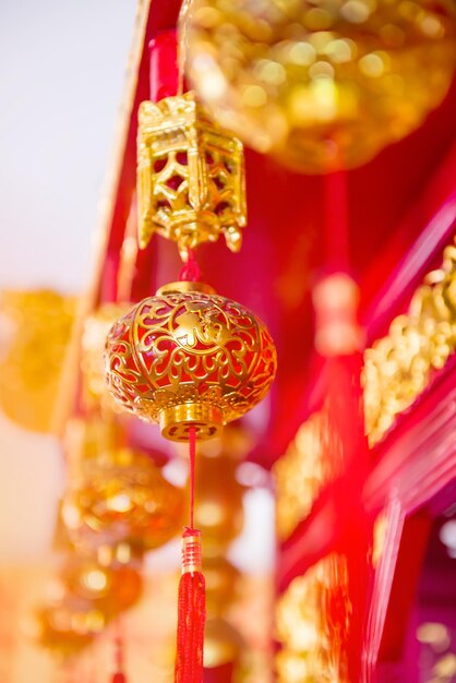 Chinesische Neujahrslaternen im Tempel (chinesischer Text bedeutet Segen und Glück)