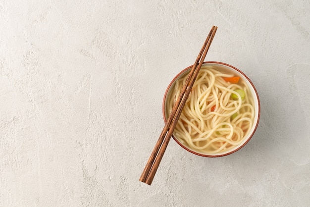 Chinesische Nudel oder Udon mit Gemüse und Essstäbchen