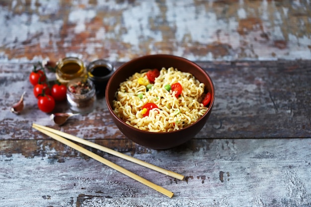 Chinesische Nudeln in einer Schüssel. Essen klebt. Chinesische Nudeln essen. Selektiver Fokus.