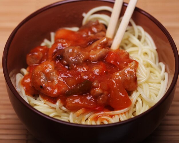 Chinesische Nudeln mit Fleisch