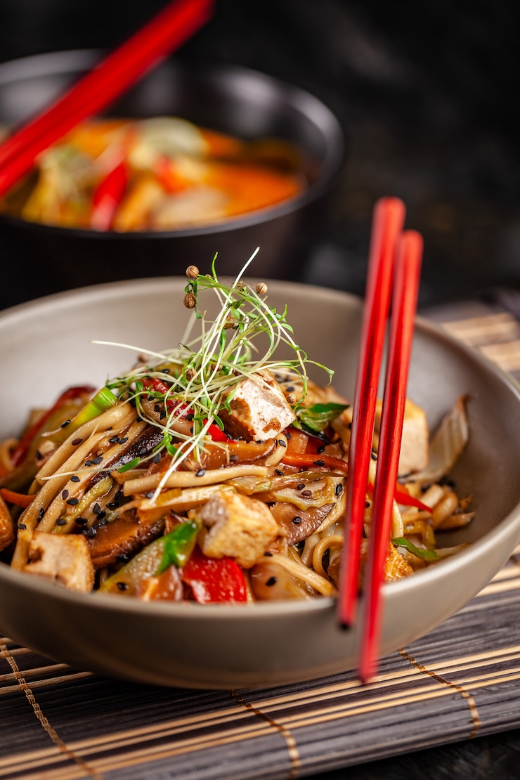 Foto chinesische nudeln mit huhn.