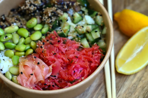 Chinesische Poke Bowl mit Shiitake-Pilzen und eingelegtem Ingwer