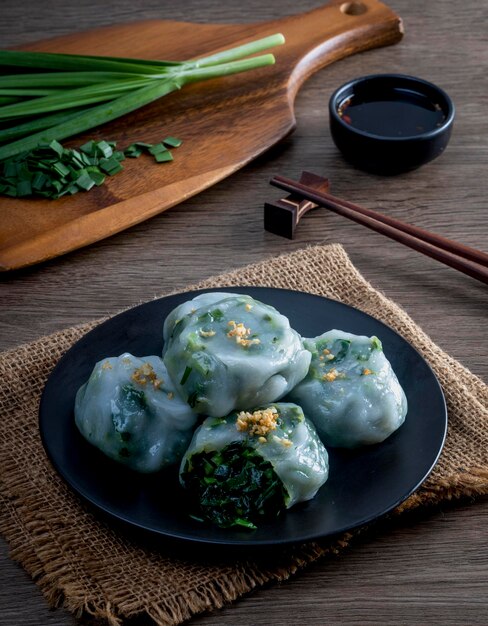 chinesische Schnitzelknödel gedämpfte Knödel gefüllt mit Knoblauch Schnittelschnitzel mit Soße