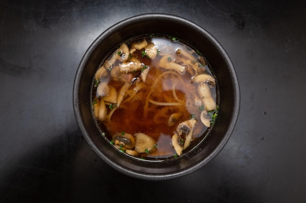 Chinesische Suppe mit Pilzen und Nudeln