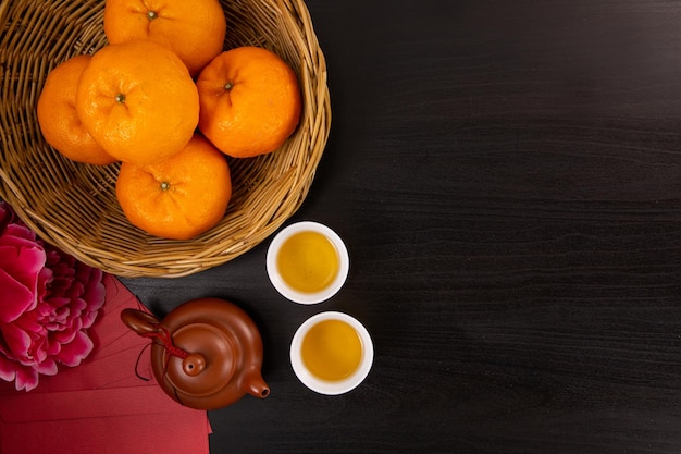 Chinesische Teekanne mit Draufsicht zum Feiern des chinesischen Neujahrsfests. Kopieren Sie Platz auf traditionellem Hintergrund.