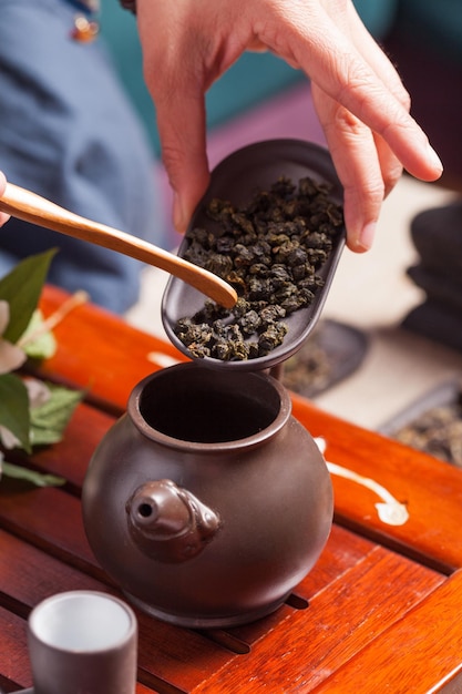 Chinesische Teezeremonie - Sand aus Oolong-Tee