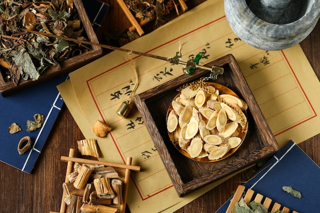 Chinesische traditionelle Kräutermedizin im Stahlhof. Übersetzung liest sich als chinesische Kräutertherapie.