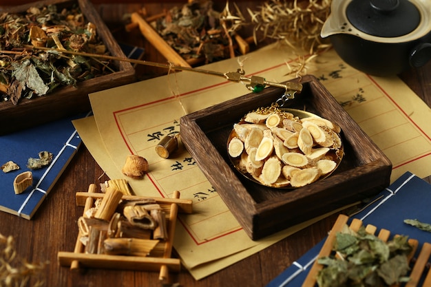 Foto chinesische traditionelle kräutermedizin im stahlhof. übersetzung liest sich als chinesische kräutertherapie.