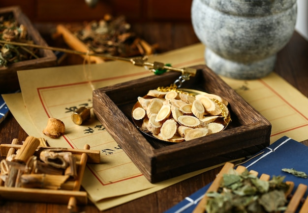 Foto chinesische traditionelle kräutermedizin in steelyard übersetzung liest sich als chinesische kräutertherapie