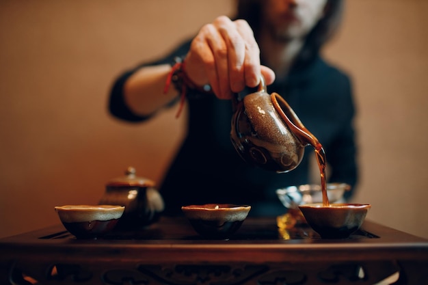 Chinesische traditionelle Puerh-Teezeremonie Shepherd Chahay und Gaiwan gießen Puehr-Tee