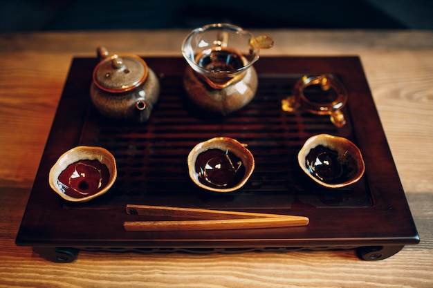 Chinesische traditionelle Puerh-Teezeremonie Shepherd Chahay und Gaiwan