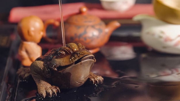 Foto chinesische traditionen. kröte in der teezeremonie.