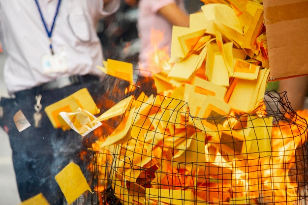 Chinesische Traditionen, religiöse Bräuche, Zhongyuan Purdue, Chinesisches Geisterfest, Gläubige, Papiergeld verbrennen