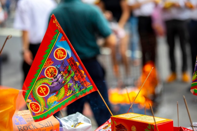 Chinesische Traditionen, religiöse Bräuche, Zhongyuan Purdue, Chinesisches Geisterfest, Gläubige, Papiergeld verbrennen