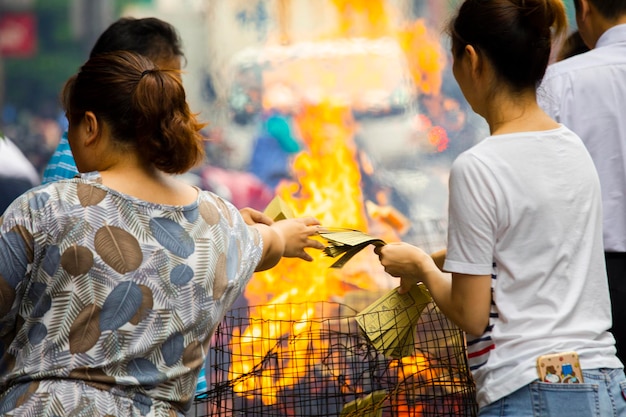 Chinesische Traditionen, religiöse Bräuche, Zhongyuan Purdue, Chinesisches Geisterfest, Gläubige, Papiergeld verbrennen