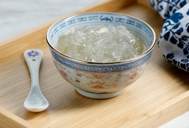 Chinesische Vogelnestsuppe auf Keramikschale