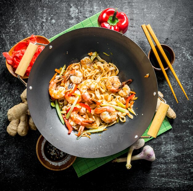 Chinesische Wok-Nudeln mit Garnelen und frischem Gemüse