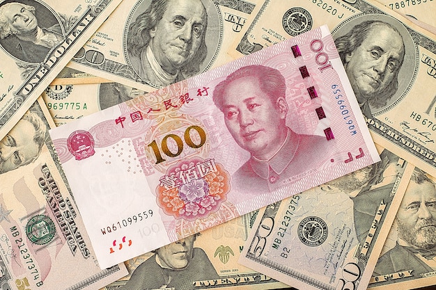 Chinesische Yuan-Banknote auf USA-Dollarbanknoten