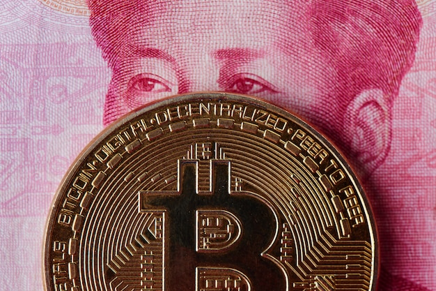 Chinesische Yuan Geld und Kryptowährung Bitcoin Nahaufnahme. Digitales virtuelles Internet-Währungsinvestitionskonzept