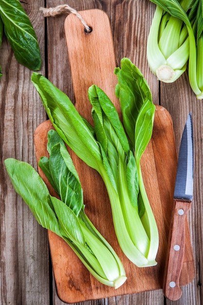 Chinesischer Bok-Choi-Kohl auf Holztisch