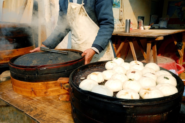 Chinesischer Chef kocht Dim Sum in Suzhou, China.